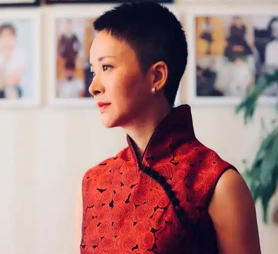 泼辣"李香秀"谢兰,一袭开叉旗袍温婉端庄,配上寸头短发好大气_细节