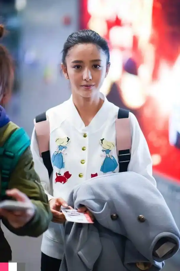 佟丽娅现身满是尴尬,不仅额头爆痘,黑眼圈明显!