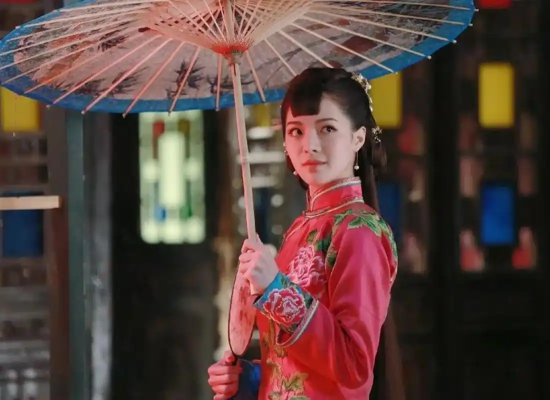 高挑大气,娇媚动人——《芳华》最美女主钟楚曦