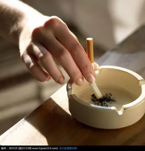 在烟灰缺熄灭烟的手