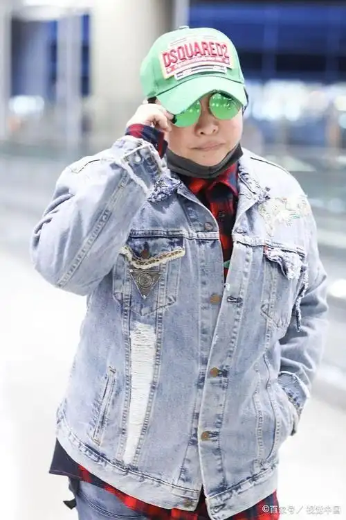 韩红穿牛仔服潮范满满,脚踩荧光色运动鞋新潮时髦