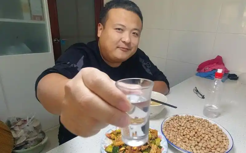 一个人的晚饭猪头肉拍黄瓜五香花生米白酒啤酒都喝点高兴