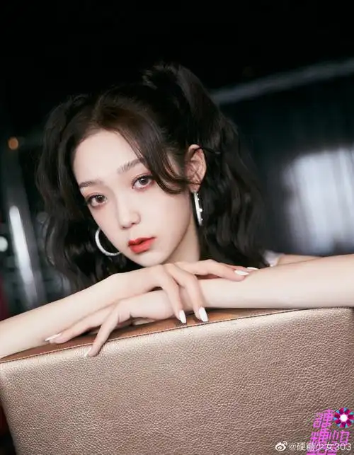 硬糖少女303超话96#希林娜依高双马尾造型#立领碎钻上衣时尚可爱