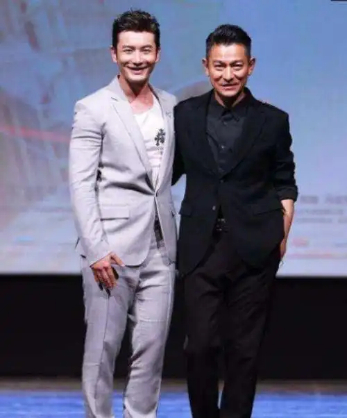 自称身高180的黄晓明大方穿增高鞋出行被拍看上去个子不高