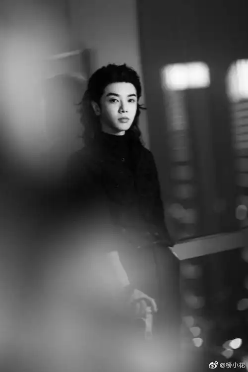 华晨宇黑白氛围感反差大片