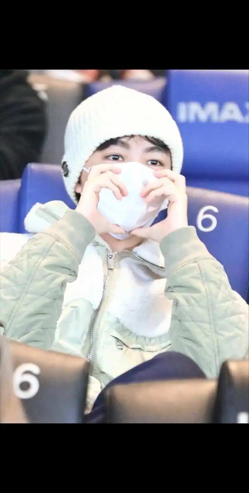 王俊凯 #脸颊比心  #高甜来袭 王俊凯现身年会不能停首映 - 抖音