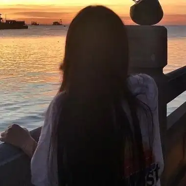 女人看大海背影照