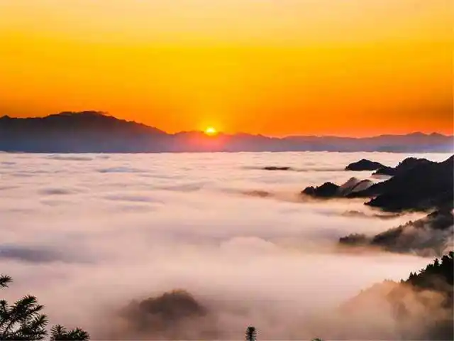 李白写山水美景这首诗,只用7个字就让气吞山河的气势扑面而来