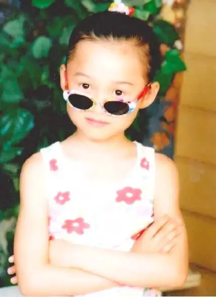 刘雨昕从小可爱到大!童年照大曝光,和漂亮妈妈颜值超神似!
