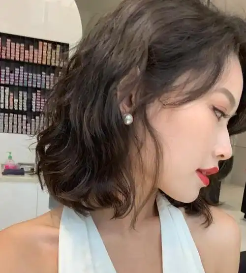 女人四十岁后烫发多选这3种气质又时尚