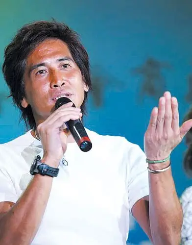 齐秦大连参加活动发感慨 唱出自己的故事