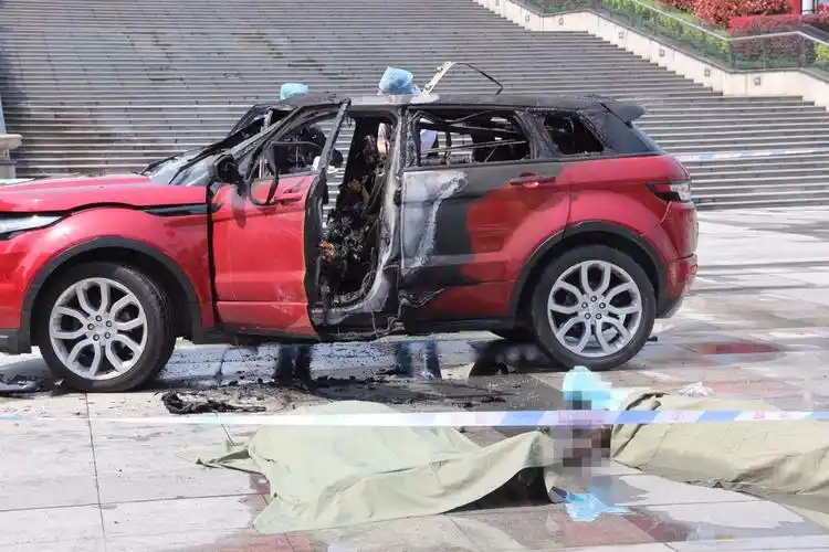 路虎轿车起火一男一女死亡 疑似因感情纠葛引发