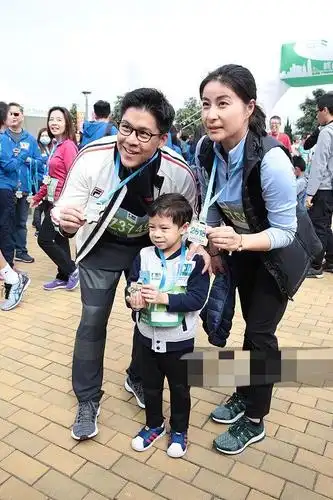 郭晶晶一家三口参加马拉松,霍启刚透露儿子喜欢运动小女儿会叫爸