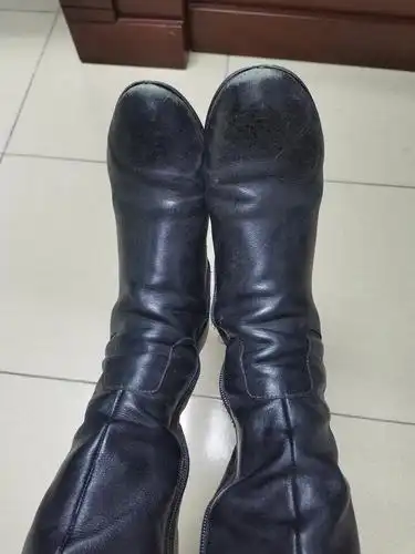自己擦了靴子,又省钱又物尽其用