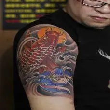 大臂传统鲤鱼莲花彩绘纹身火红的颜色,小腿红色锦鲤纹身图案转运神器