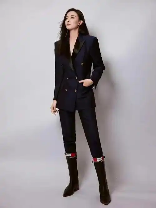 姐姐的腿不是腿塞纳河畔的春水女明星穿马丁靴大长腿好吸睛