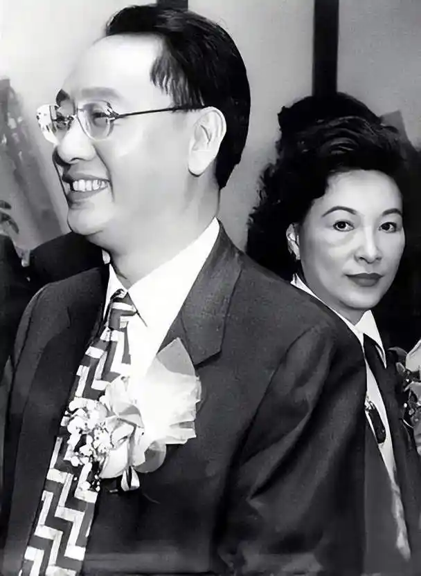 汤臣一品公子哥汤珈铖,父亲去世给他留了上海133套房,一套值2亿_汤珈