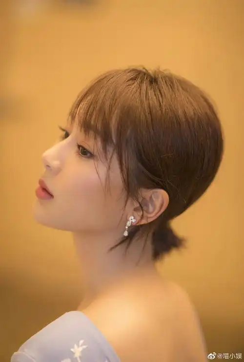 女生侧脸高颜值大赛#杨紫不仅正脸精致迷人,侧颜也是相当的优越,堂览