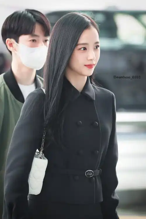 金智秀巴黎时装周机场图