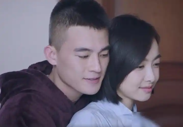 《山月》轻熟女宋茜演傻白甜高中学霸,与小五岁的欧豪同框很甜