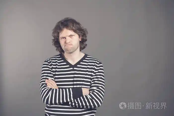 特写肖像不满愤怒脾气暴躁穿条纹毛衣态度不好手臂交叉交叉看着你孤立
