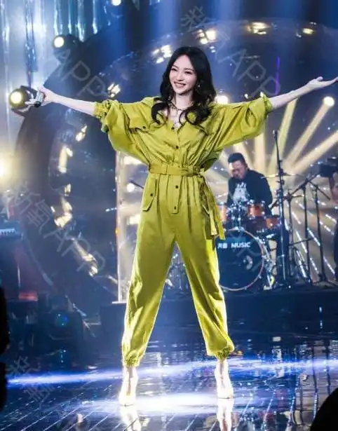 张韶涵眼睛像开过眼角,蔡依林更厉害"网友说拍下脑门眼珠能掉出来"