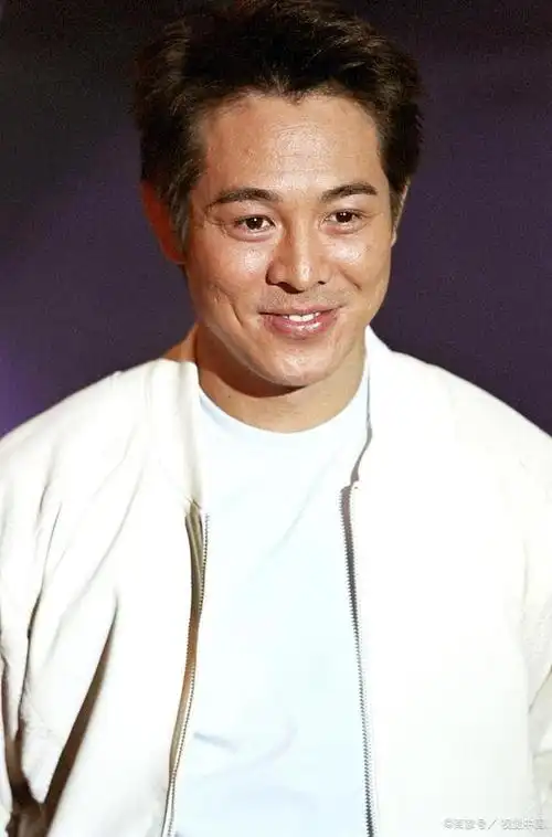 近日,李连杰在某活动现场现身,一开场就以一句"早上好!