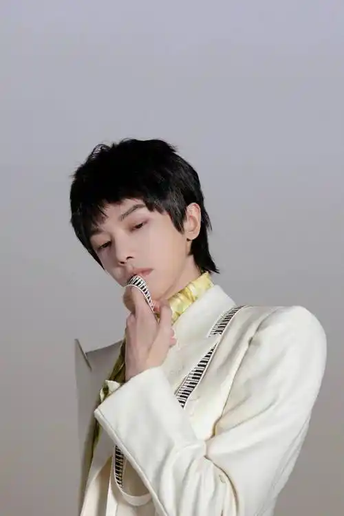 华晨宇出道九周年音乐会造型写真释出 黑衣王子高冷帅气有型_华晨宇