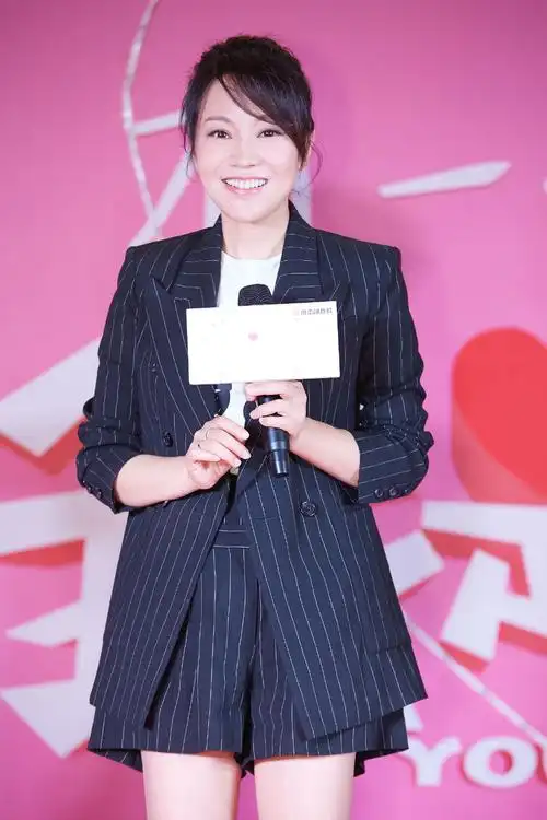 闫妮西装搭低领衫,巧倚"钢管"摆姿势真媚,网友:像拍大片