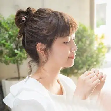 教你扎出减龄显美的蓬蓬丸子头 绝对给你安全感扎发系列发型