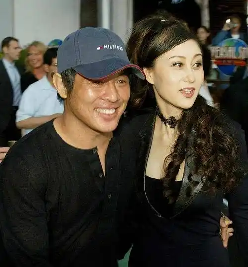 穿吊带裙身材火辣,与网红合照自信满满_jane_生活_黄秋燕