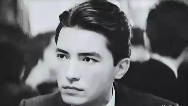 原创亚洲第一美男尊龙幼年被弃街头成年感情不顺今在北美终老