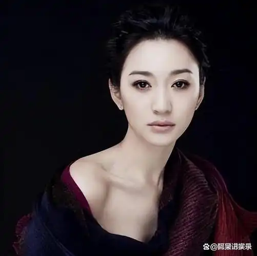 【简介】李小冉,一个备受关注的人物,她的感情历程被众多网友调侃为"