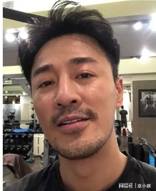 盘点男明星素颜照王源满脸痘遭毁容王俊凯似路人认不出