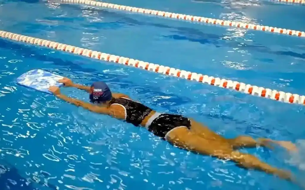 自由泳打腿入门的重点是浮板打腿