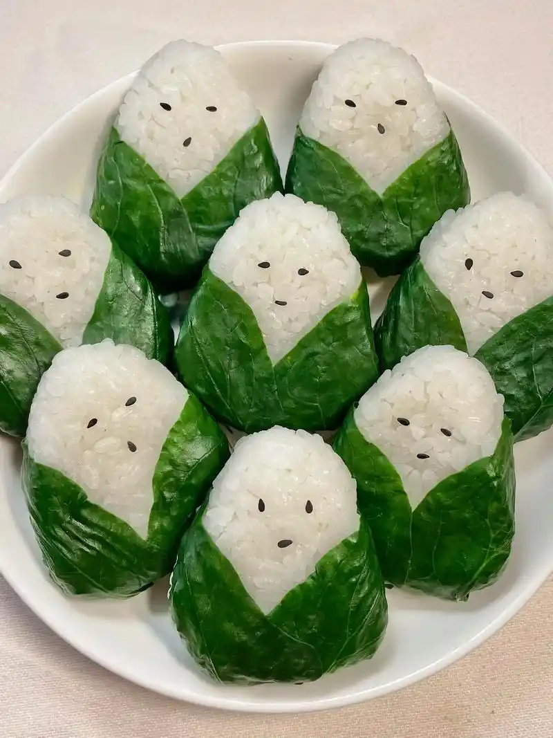 米饭加绿叶菜就能做的可爱小粽子!祝大家端午安康～ 做法166 - 抖音