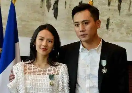 章子怡和刘烨是同班同学,相比刘烨,章子怡的成绩很优秀,每次考试几乎