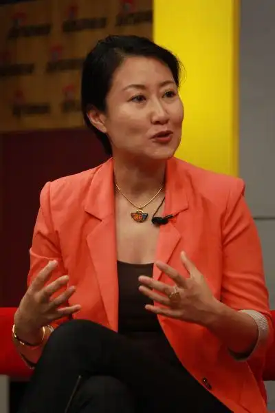 何振红夏华韩小红谈木兰年会:中国女性企业家都是雌雄同体