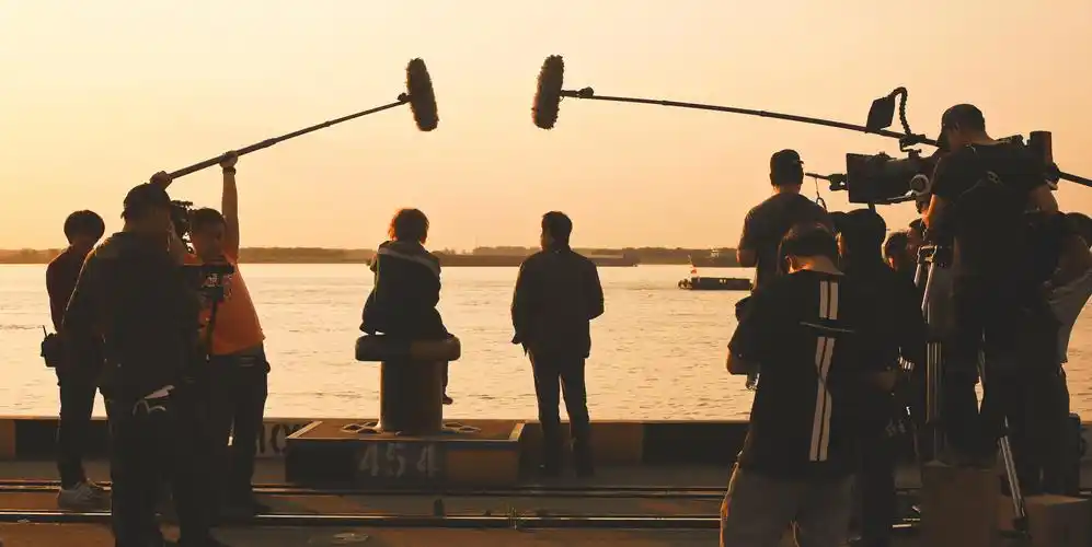 影视工业网:拍摄这部电影与您之前拍摄的影片有何不同,对您来说面临了