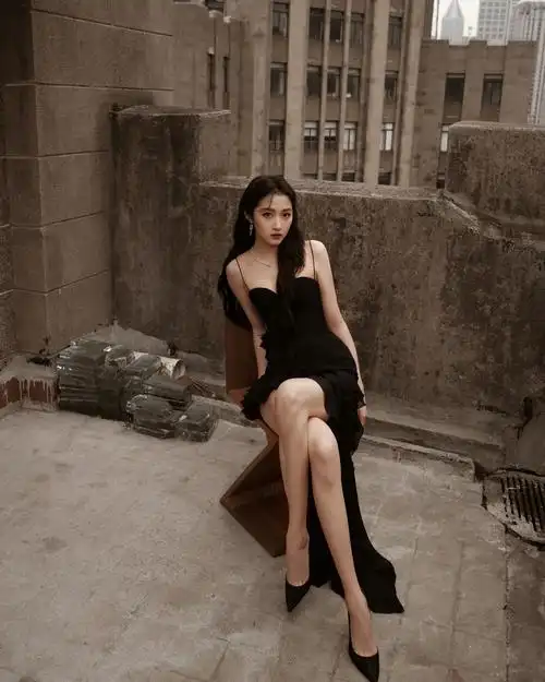 关晓彤穿吊带黑裙秀长腿 发丝飞扬氛围感足-创红人馆-畅想天空-image