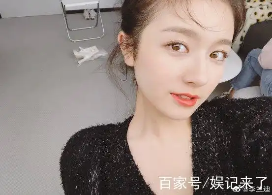 都说鞠婧祎妈妈颜值高,看到李兰迪妈妈,才知道什么叫神仙颜值!