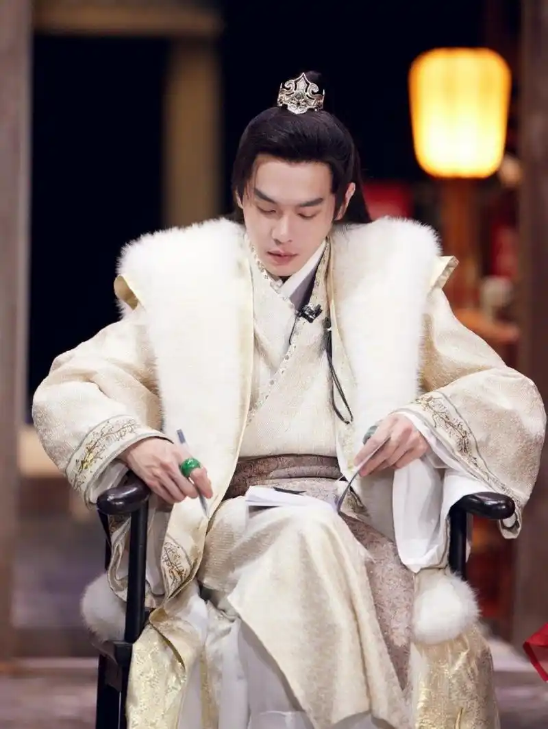 张若昀古装造型好富贵,过分帅气了吧[比心] 大侦探重回古代当老板名副