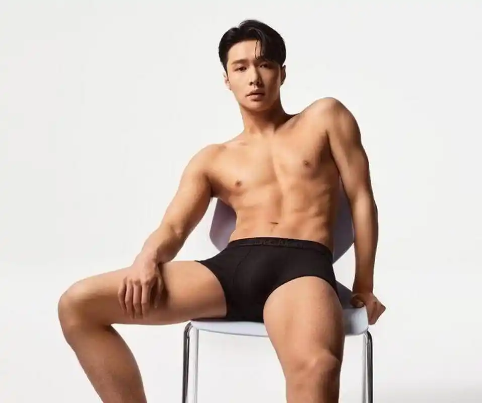 【张艺兴内衣广告引热议,腿毛太多被指辣眼睛】3月14日,张艺兴给某