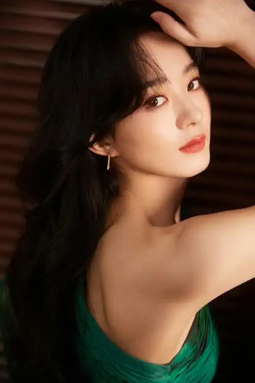 赵丽颖一身绿野仙踪纱裙亮相2023网络视听盛典