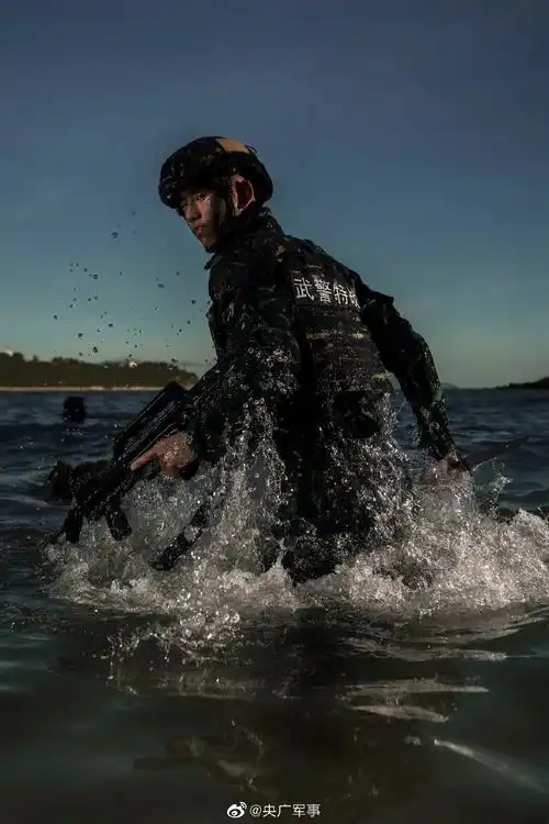 超帅壁纸!直击武警特战尖兵训练场
