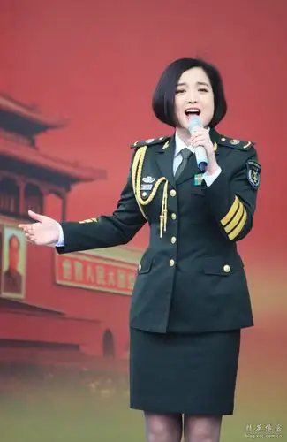 著名军旅歌唱家白雪为观众演唱了《绿色家园》,《好运一生》