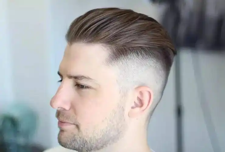 相对于直接向后梳的大背头来说,这款加上烫发元素的背头,还是很适合