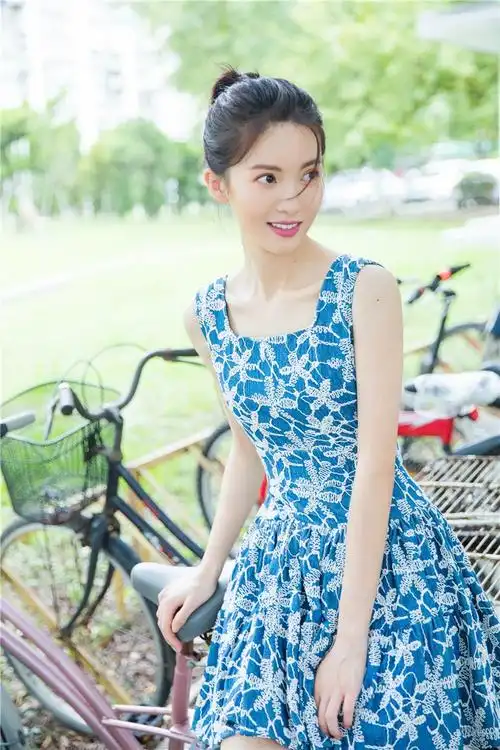 金晨开学季清新写真 丸子头连衣裙穿梭校园