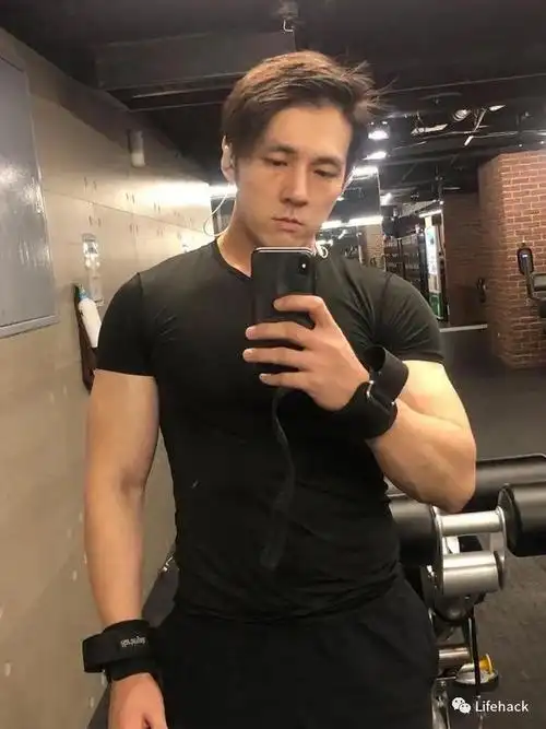 41岁张杰身材照曝光体脂低至8这肌肉是认真的吗