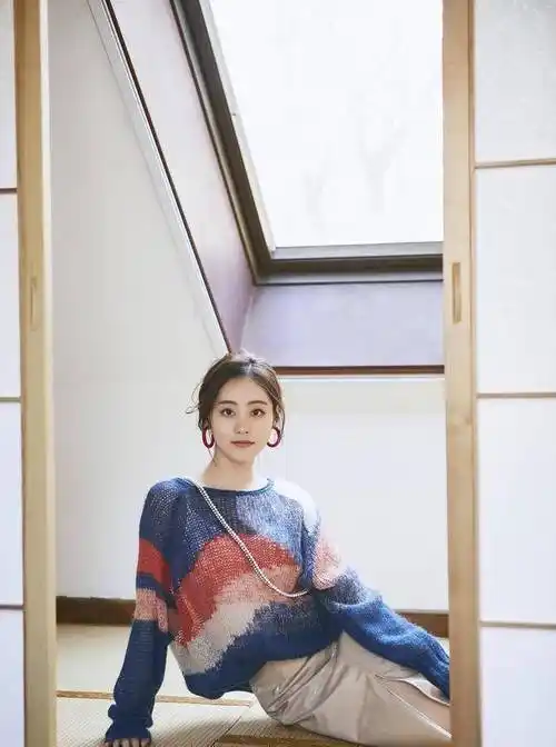 祝绪丹穿黑色皮衣配牛仔裤走机场,高马尾辫时尚洋气,开心比耶!